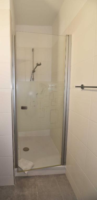 Badezimmer mit ebenerdiger Dusche