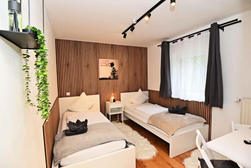 Zweibettzimmer mit zwei Einzelbetten und Holzwand