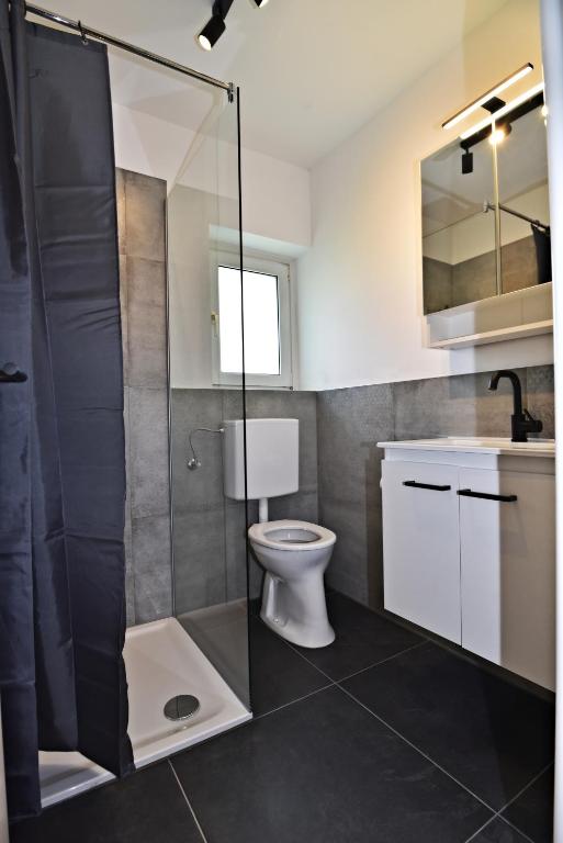 Modernes Badezimmer mit Glasdusche