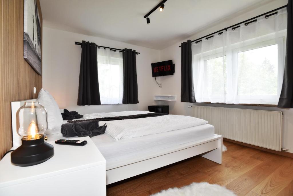 Bett mit Laterne und Handtüchern