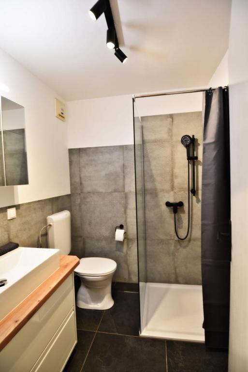 Badezimmer mit Glasdusche