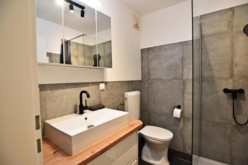 Badezimmer mit Waschtisch und Dusche