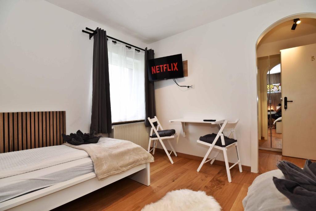 Bett mit Arbeitsplatz am Fenster