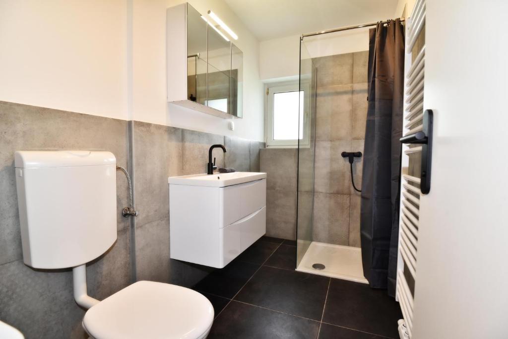 Badezimmer mit Dusche und Waschtisch