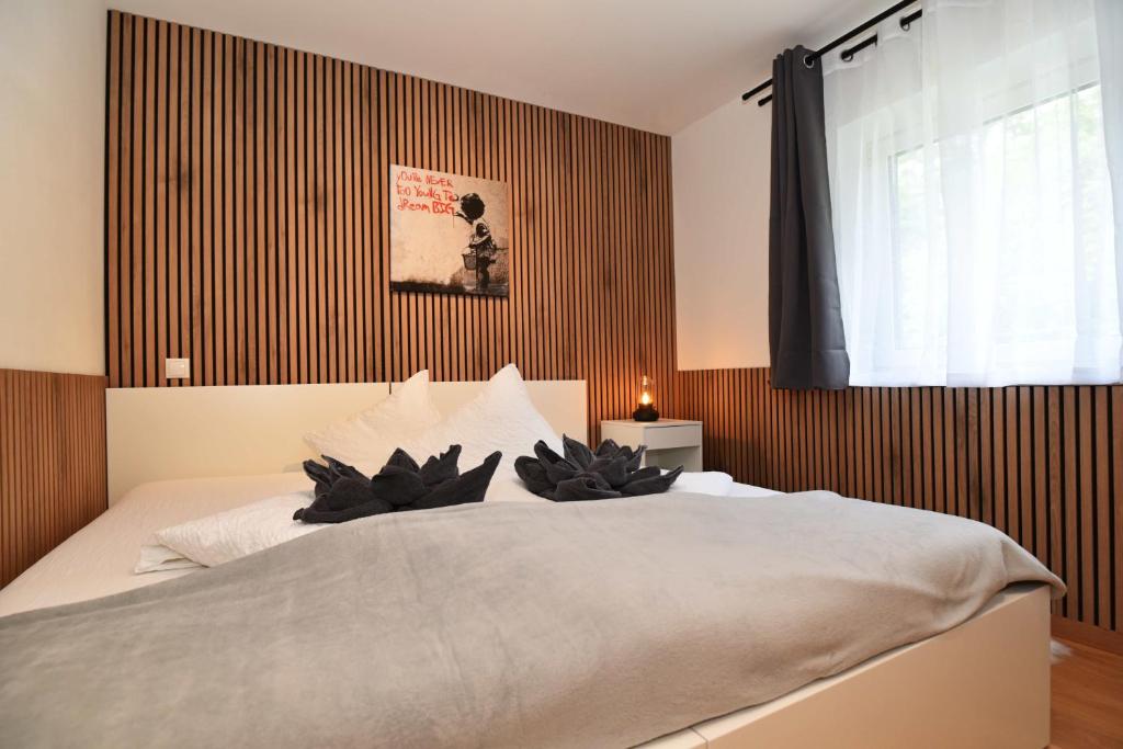 Doppelbett mit Holzwand und Fenster