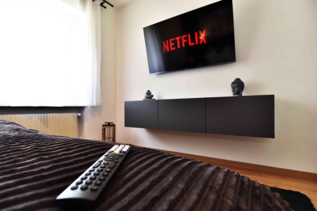 Smart-TV mit Streaming-Diensten im Zimmer