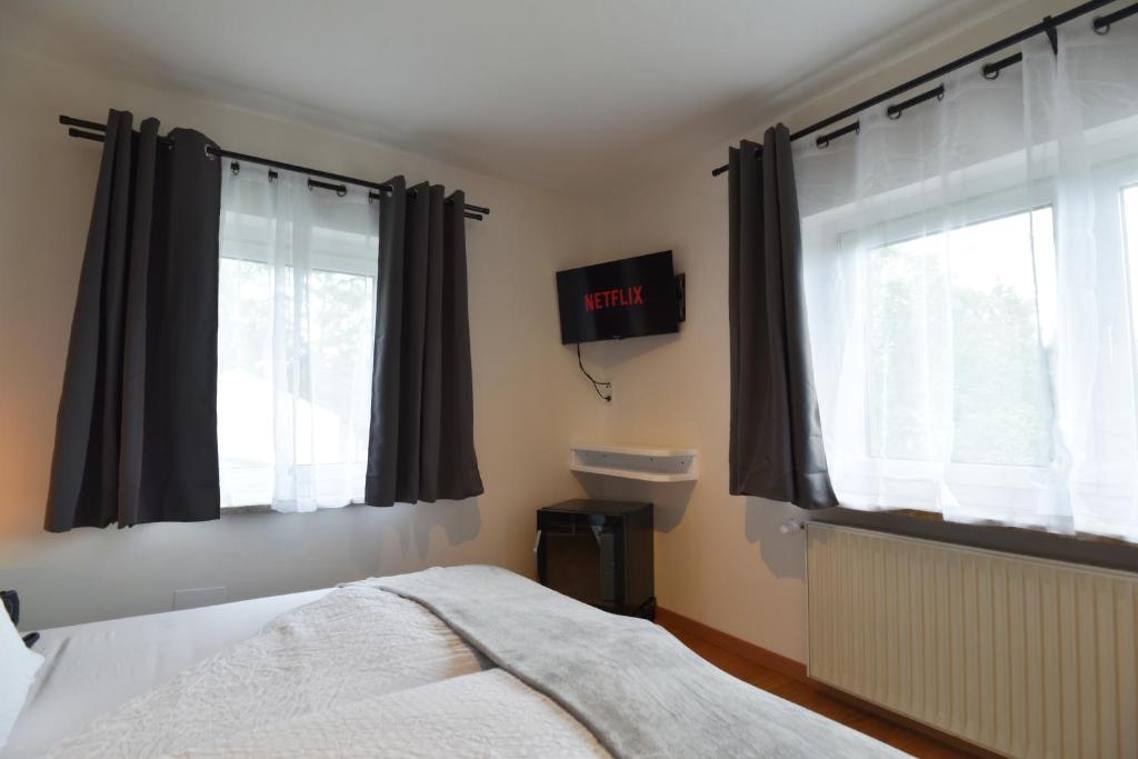 Zimmer mit Waschbecken und Smart-TV