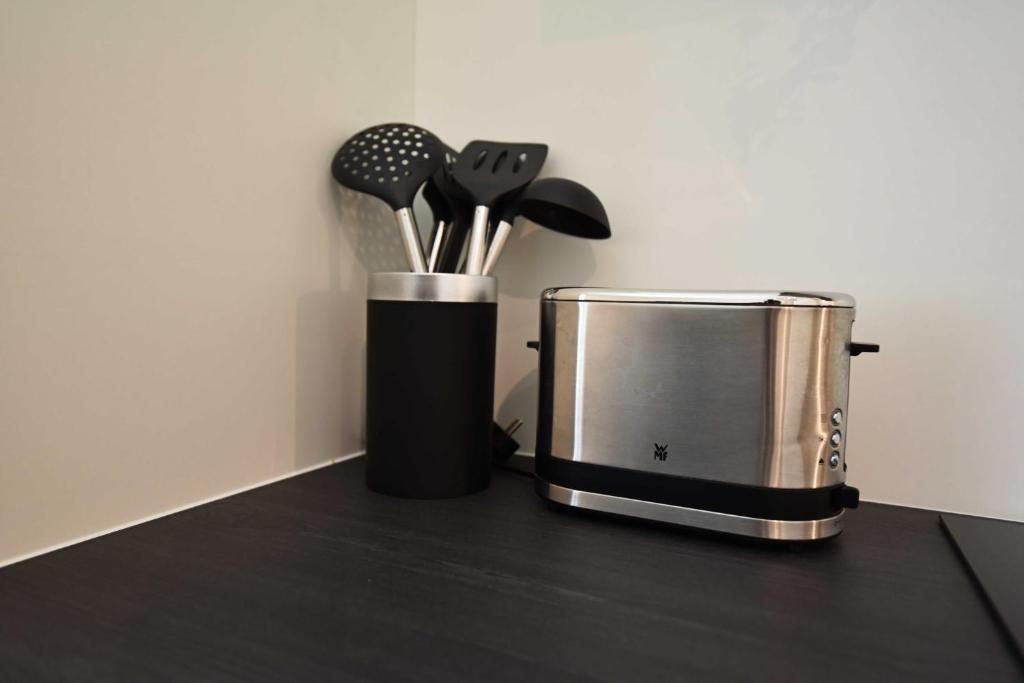 Toaster und Küchenutensilien auf der Arbeitsplatte