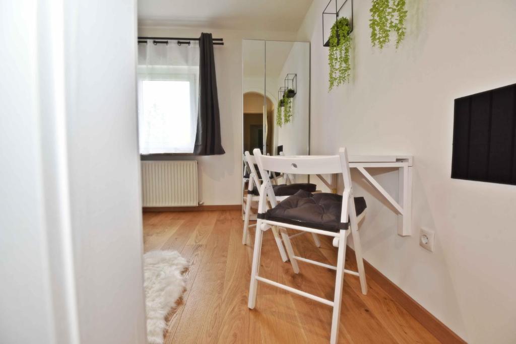 Sitzecke mit Klapptisch am Fenster